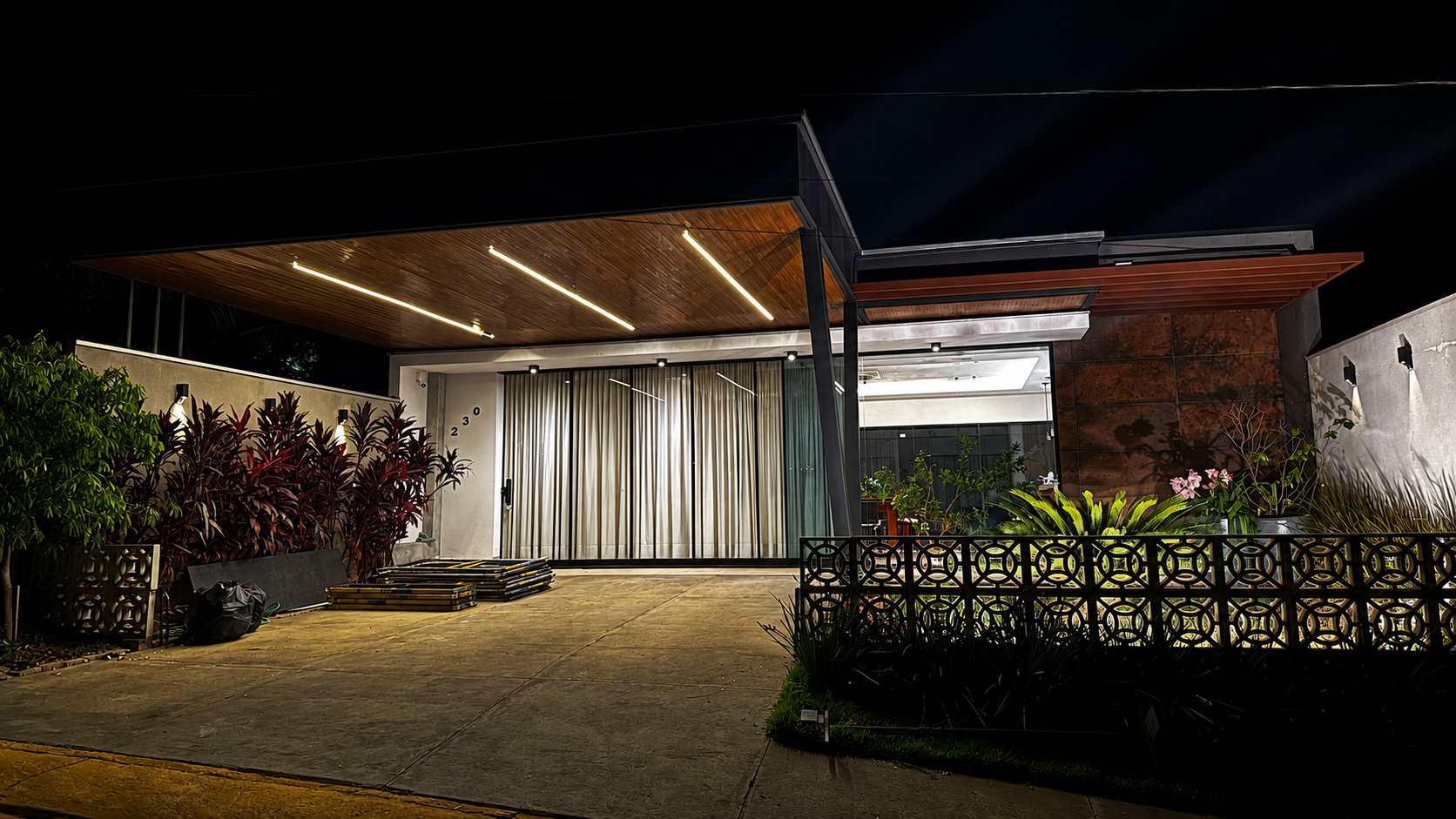Obra real da Genesis Steel: cobertura metálica com forro de madeira e iluminação embutida em residência de Maringá-PR